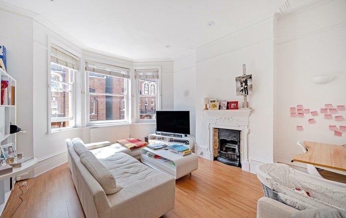 Flat for sale in Antrim Road, Belsize Park