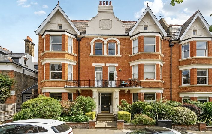 Flat for sale in Antrim Road, Belsize Park