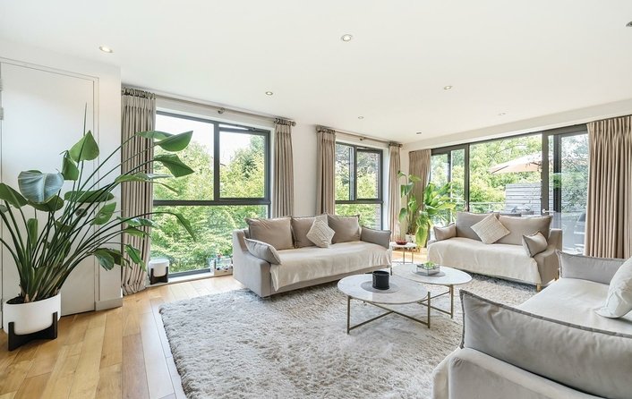 Flat for sale in Finchley Road, Hampstead