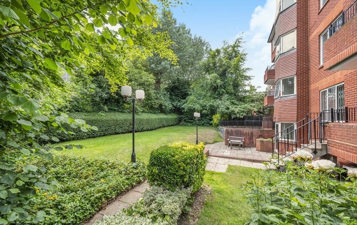 Flat for sale in Eton Avenue, Belsize Park