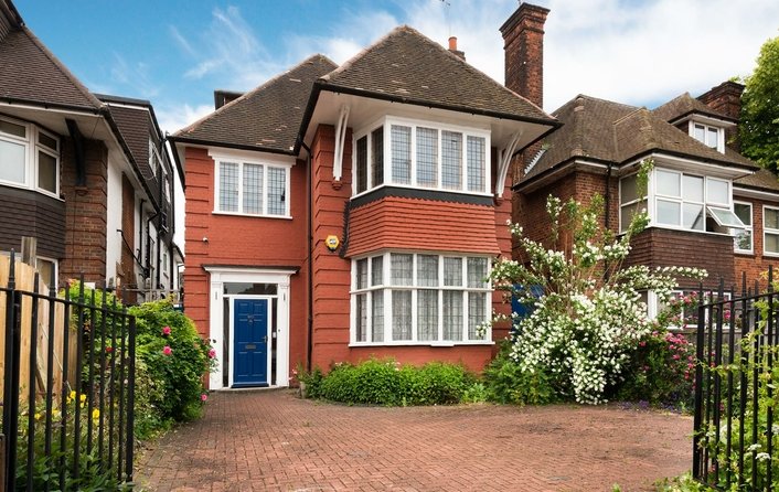 House for sale in Finchley Road, Golders Green