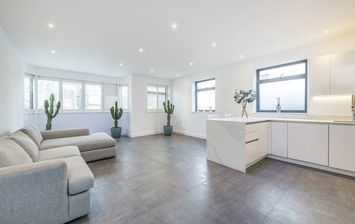 Flat for sale in Finchley Road, Golders Green