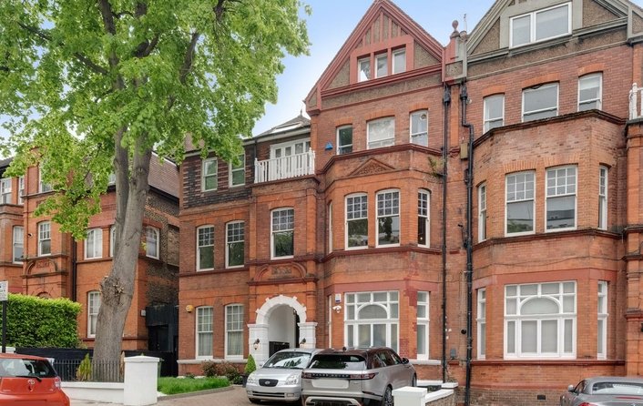 Flat for sale in Frognal, Hampstead