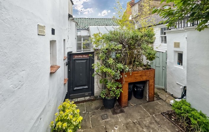 House for sale in Golden Yard, Hampstead Village