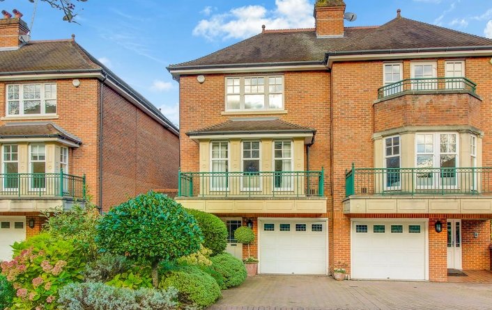 House for sale in Mountview Close, Golders Hill Park