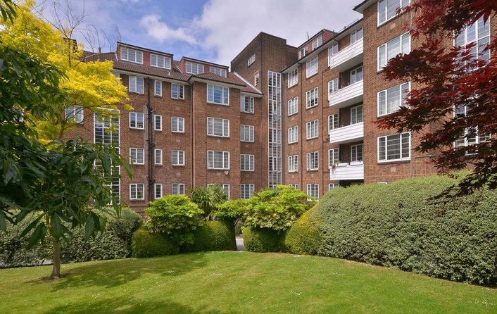 Flat for sale in Finchley Road, Hampstead