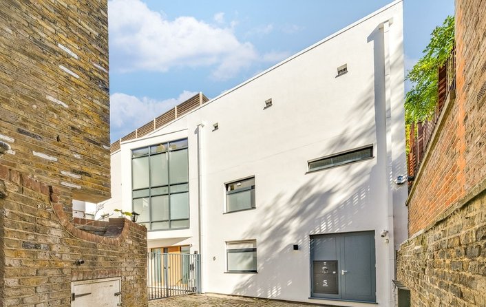 House for sale in Rosslyn Mews, Hampstead Village