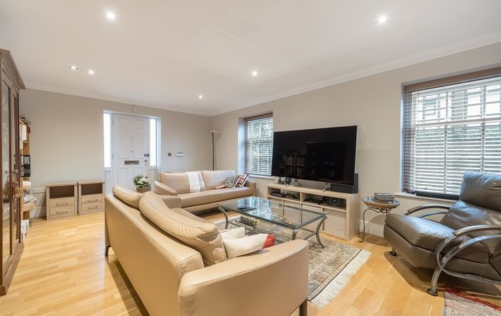 Flat for sale in West Heath Avenue, Golders Green