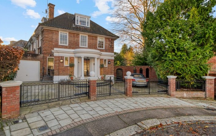 House for sale in West Heath Close, Hampstead