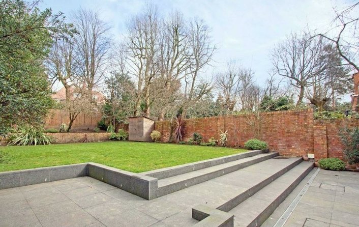 Flat to rent in Bracknell Gardens, Hampstead