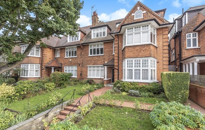 Flat to rent in Bracknell Gardens, Hampstead