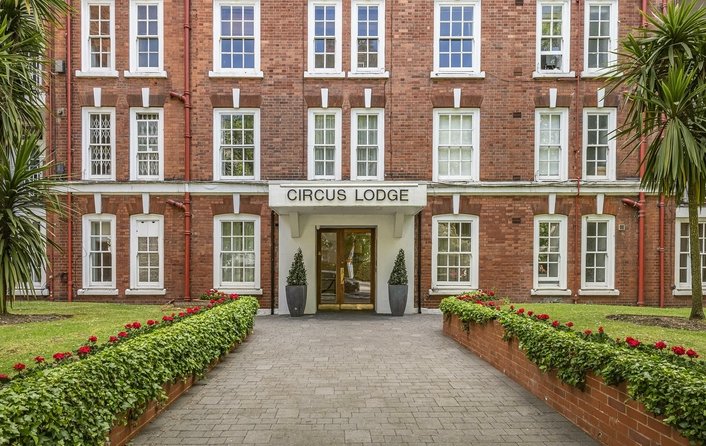 Flat to rent in Circus Road, London