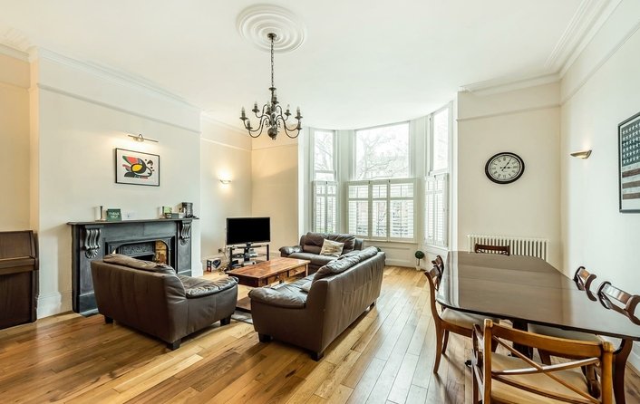 Flat to rent in College Crescent, London