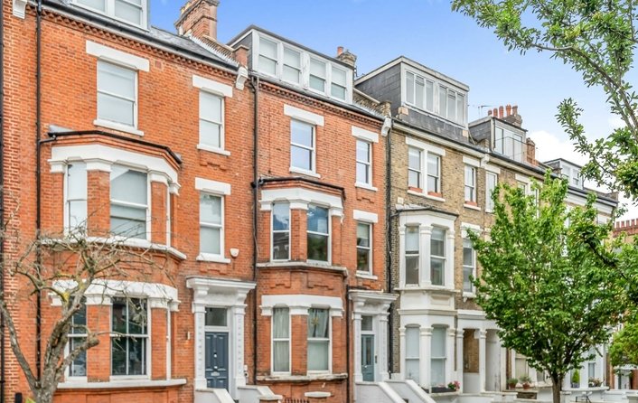 Flat to rent in Denning Road, Hampstead Village