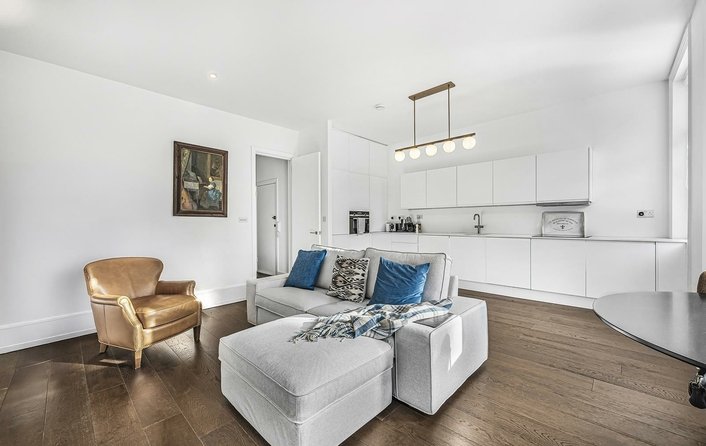 Flat to rent in Denning Road, Hampstead Village