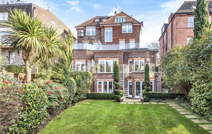 Flat to rent in Fitzjohn's Avenue, Hampstead