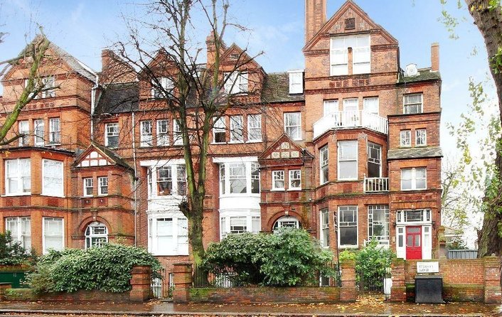 Flat to rent in Fitzjohn's Avenue, Hampstead