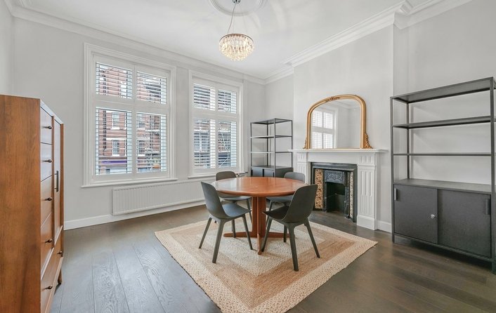Flat to rent in Heath Street, London