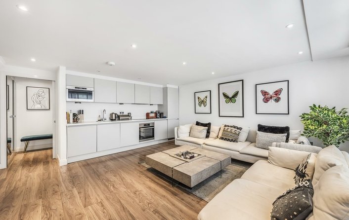 Flat to rent in Holly Bush Vale, London
