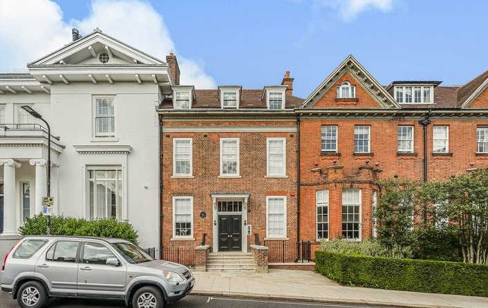 Flat to rent in Kidderpore Avenue, London