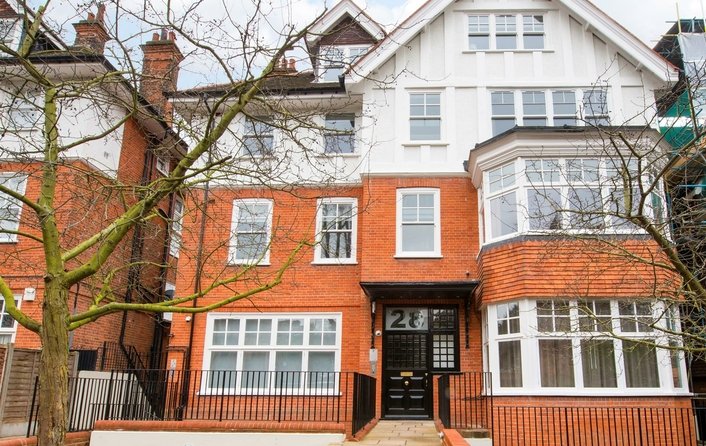 Flat to rent in Lyndhurst Road, Hampstead