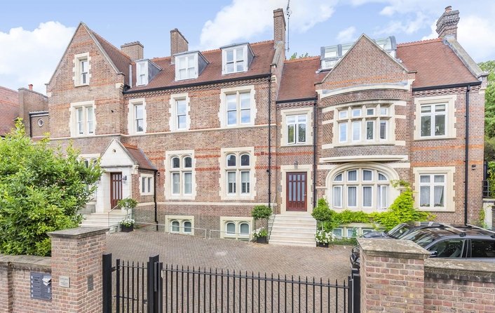 Flat to rent in Netherhall Gardens, Hampstead