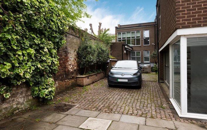 House to rent in Prince Arthur Mews, Hampstead Village