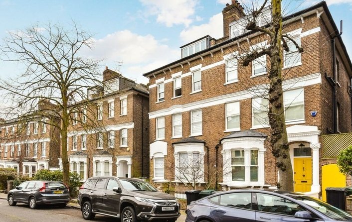 Flat to rent in South Hill Park, London