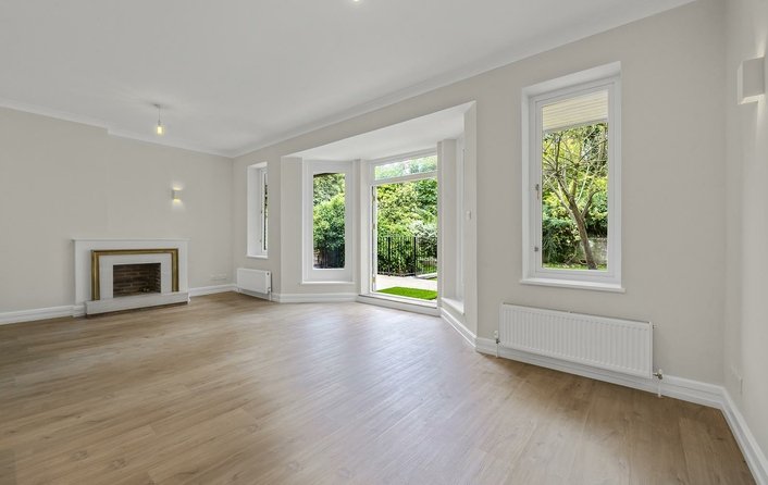 Flat to rent in West Heath Road, London