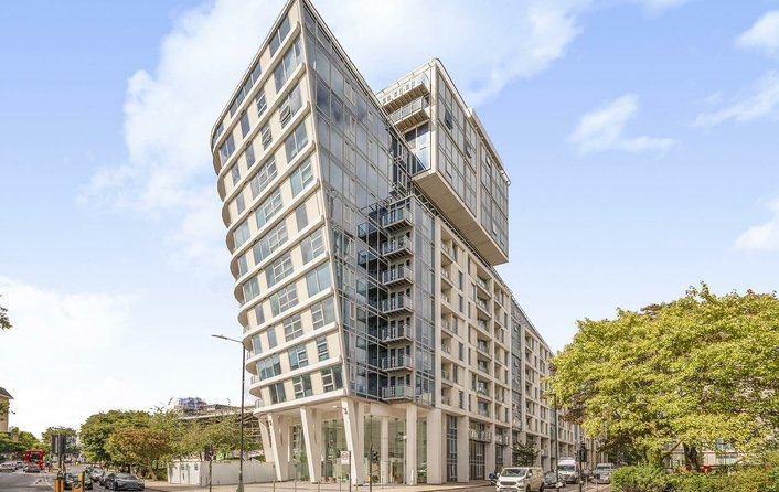Flat to rent in Winchester Road, London