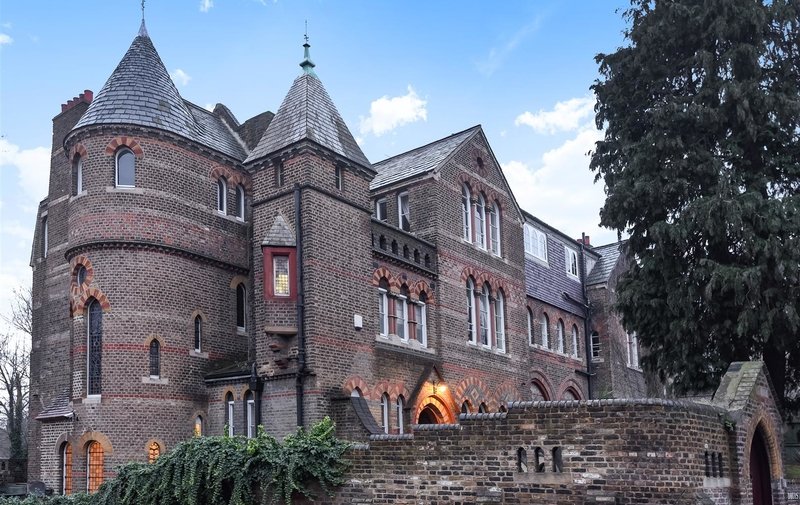 House To Rent in Lyndhurst Terrace, Hampstead, London, NW3 TK