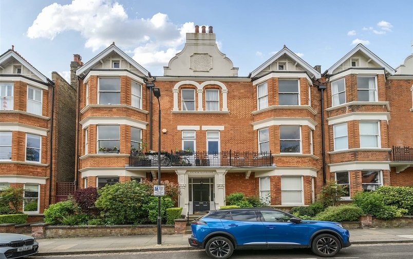 Flat for sale in Antrim Road, Belsize Park