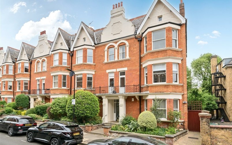 Flat for sale in Antrim Road, Belsize Park