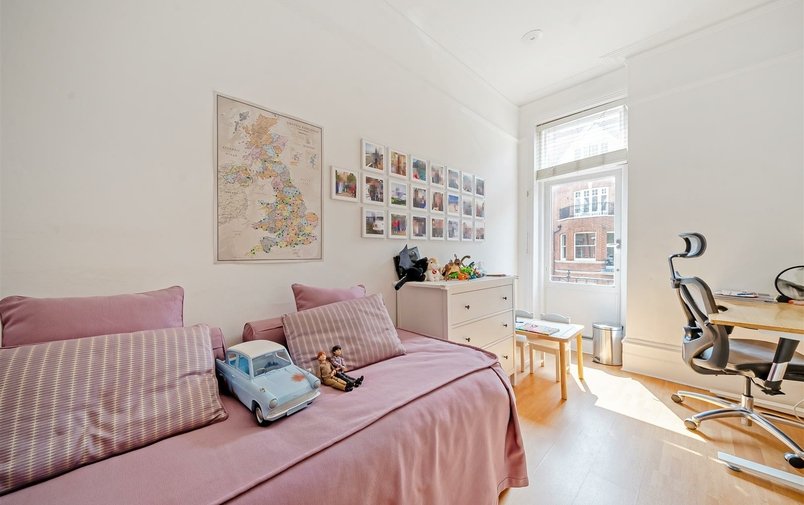 Flat for sale in Antrim Road, Belsize Park