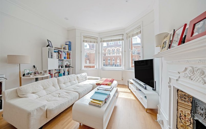 Flat for sale in Antrim Road, Belsize Park
