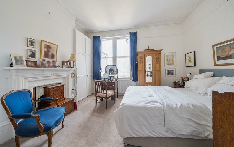Flat for sale in Antrim Road, Belsize Park