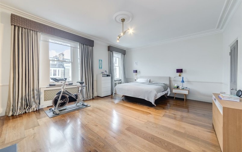 House for sale in Belsize Crescent, Belsize Village