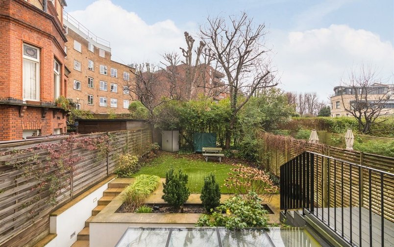 House for sale in Belsize Crescent, Belsize Village