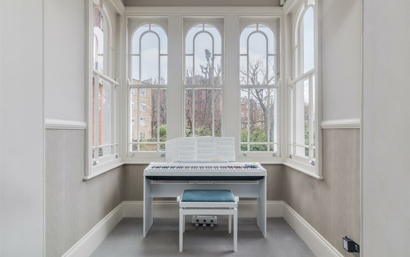House for sale in Belsize Crescent, Belsize Village