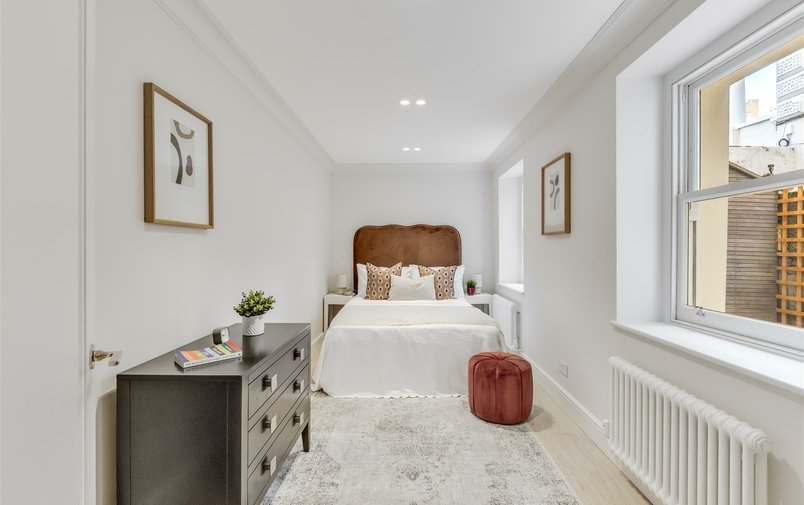 Flat for sale in Belsize Grove, Belsize Park