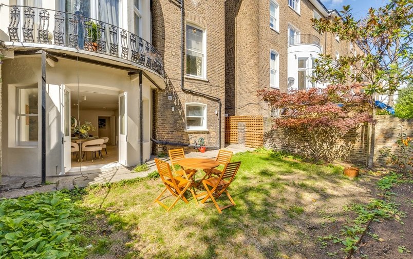Flat for sale in Belsize Grove, Belsize Park