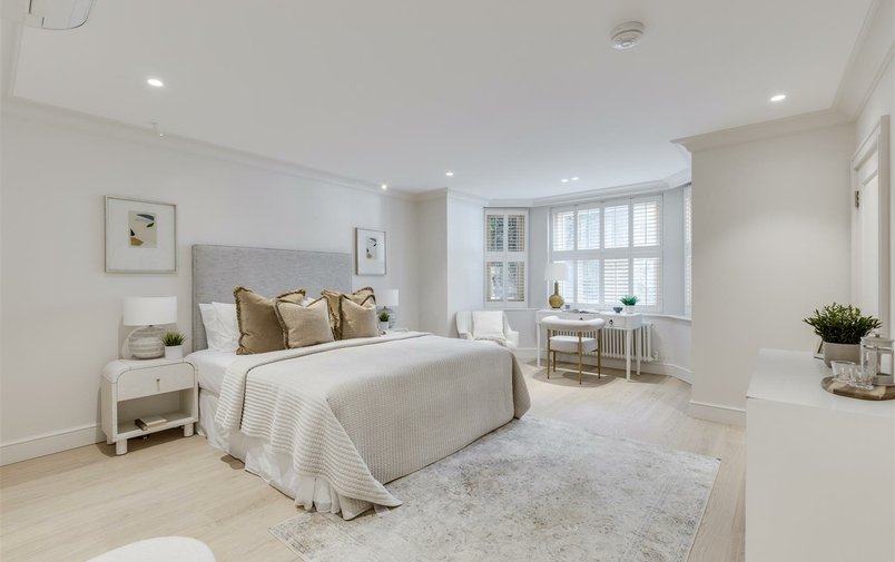 Flat for sale in Belsize Grove, Belsize Park