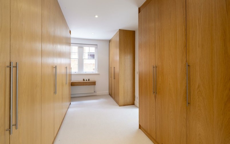 House for sale in Bracknell Gardens, Hampstead