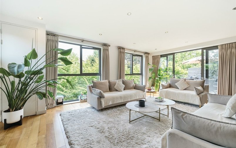 Flat for sale in Finchley Road, Hampstead