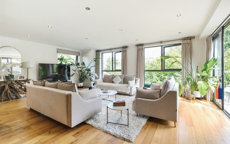 Flat for sale in Finchley Road, Hampstead