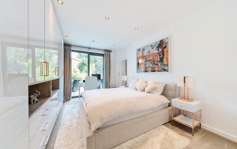 Flat for sale in Finchley Road, Hampstead