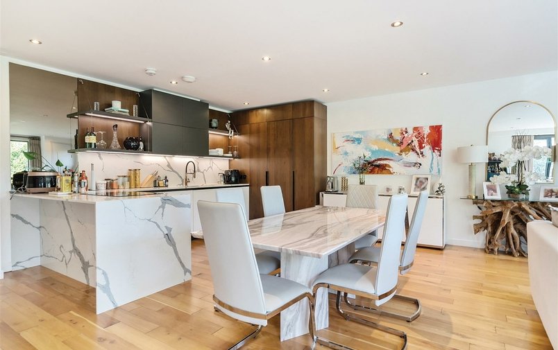 Flat for sale in Finchley Road, Hampstead