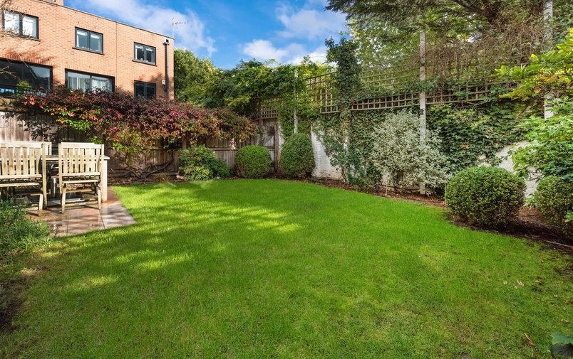 House for sale in Dukes Head Yard, Highgate Village