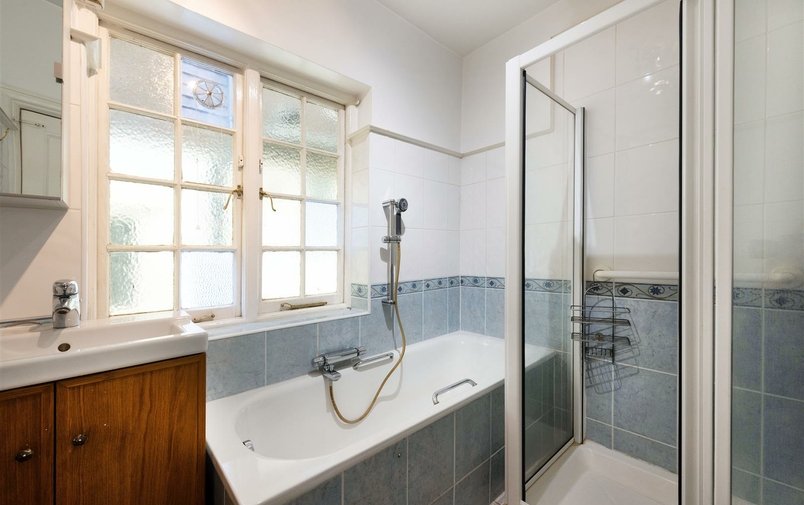 House for sale in Finchley Road, Golders Green