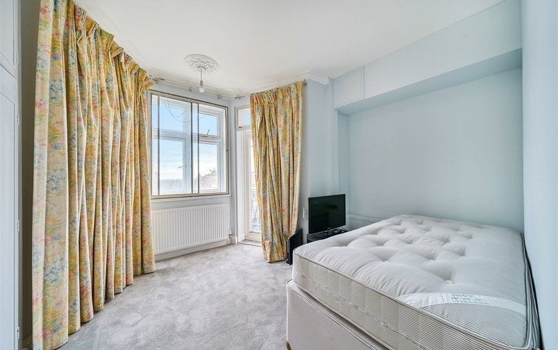 Flat for sale in Finchley Road, Hampstead